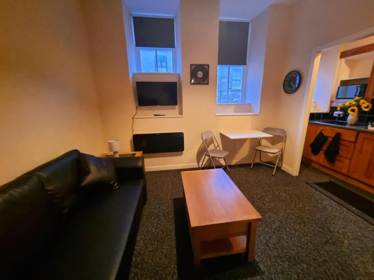 Nicky-Tams Bar & Apartments Stirling Esterno foto